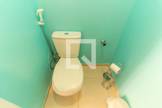Compra apartamento na Bela Vista com 2 quartos, piscina e churrasqueira no condomínio. — Sala - Lavabo