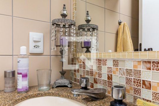 Compra apartamento na Bela Vista com 2 quartos, piscina e churrasqueira no condomínio. — Suíte 2 - Banheiro