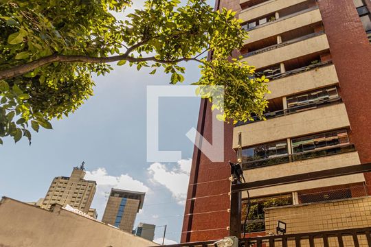 Compra apartamento na Bela Vista com 2 quartos, piscina e churrasqueira no condomínio. — Fachada
