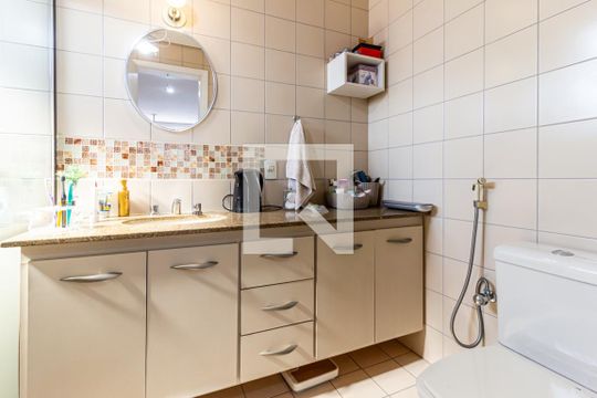 Compra apartamento na Bela Vista com 2 quartos, piscina e churrasqueira no condomínio. — Suíte - Banheiro