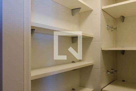 Apartamento à venda, com 105 m², 2 quartos e 2 vagas — Despensa