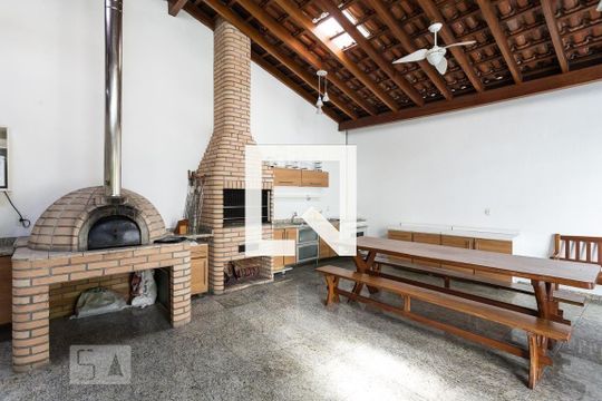 Apartamento com 4 quartos, churrasqueira no condomínio e quintal. Ideal para comprar. — Churrasqueira