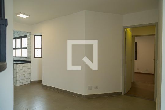 Apartamento com 4 quartos, churrasqueira no condomínio e quintal. Ideal para comprar. — Sala