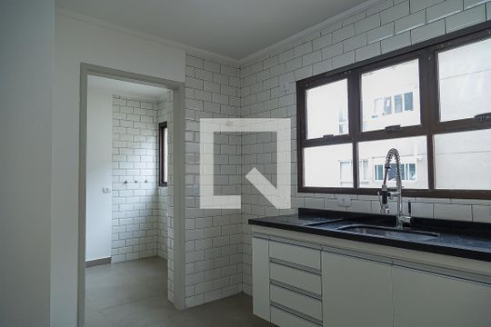 Apartamento com 4 quartos, churrasqueira no condomínio e quintal. Ideal para comprar. — Cozinha