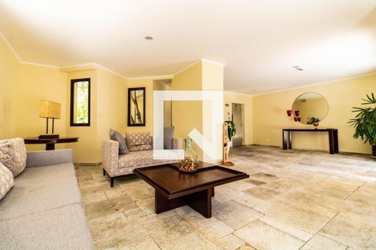 Apartamento com 4 quartos, churrasqueira no condomínio e quintal. Ideal para comprar. — Hall de Entrada