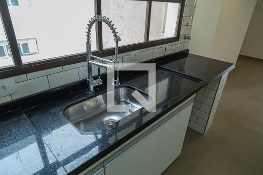 Apartamento com 4 quartos, churrasqueira no condomínio e quintal. Ideal para comprar. — Cozinha - Pia