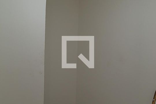 Apartamento com 4 quartos, churrasqueira no condomínio e quintal. Ideal para comprar. — Quarto de Serviço