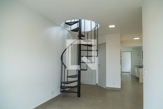 Apartamento com 4 quartos, churrasqueira no condomínio e quintal. Ideal para comprar. — Sala