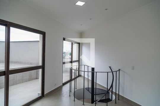 Apartamento com 4 quartos, churrasqueira no condomínio e quintal. Ideal para comprar. — Cobertura -sala