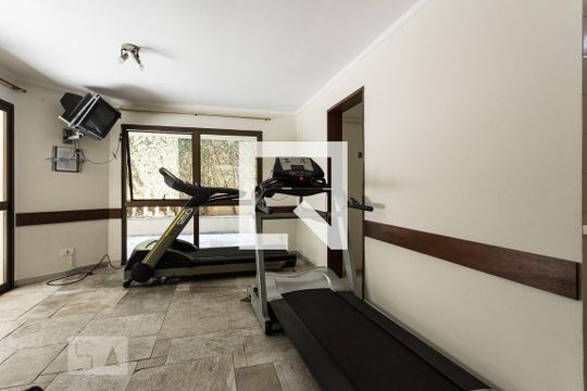 Apartamento com 4 quartos, churrasqueira no condomínio e quintal. Ideal para comprar. — Academia