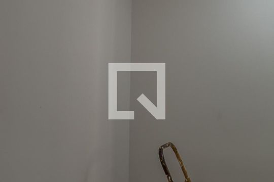 Apartamento com 4 quartos, churrasqueira no condomínio e quintal. Ideal para comprar. — Quarto de Serviço