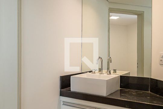 Apartamento com 4 quartos, churrasqueira no condomínio e quintal. Ideal para comprar. — Banheiro da Suíte