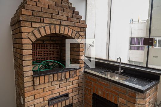 Apartamento com 4 quartos, churrasqueira no condomínio e quintal. Ideal para comprar. — Espaço Gourmet - Churrasqueira