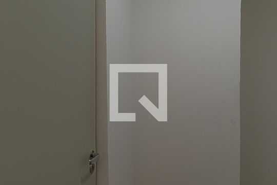 Apartamento com 4 quartos, churrasqueira no condomínio e quintal. Ideal para comprar. — Quarto de Serviço