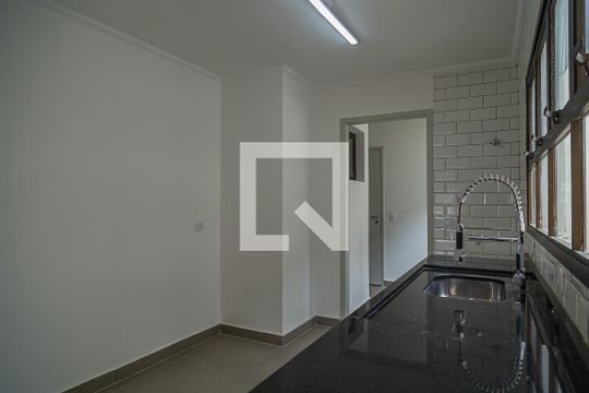 Apartamento com 4 quartos, churrasqueira no condomínio e quintal. Ideal para comprar. — Cozinha