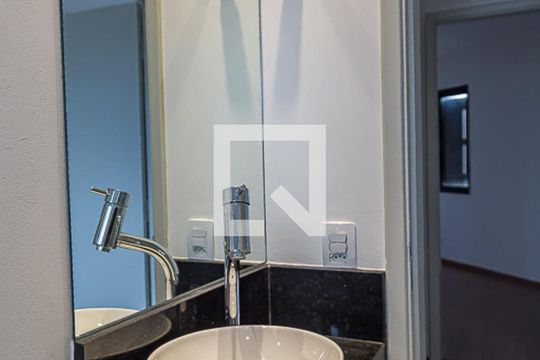 Apartamento com 4 quartos, churrasqueira no condomínio e quintal. Ideal para comprar. — Banheiro Social