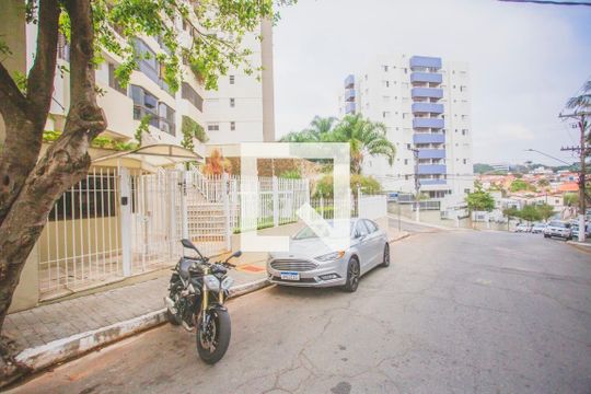 Apartamento com 4 quartos, churrasqueira no condomínio e quintal. Ideal para comprar. — Fachada