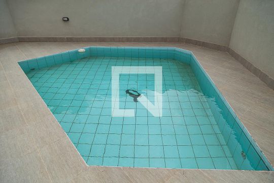 Apartamento com 4 quartos, churrasqueira no condomínio e quintal. Ideal para comprar. — Área Externa - Piscina