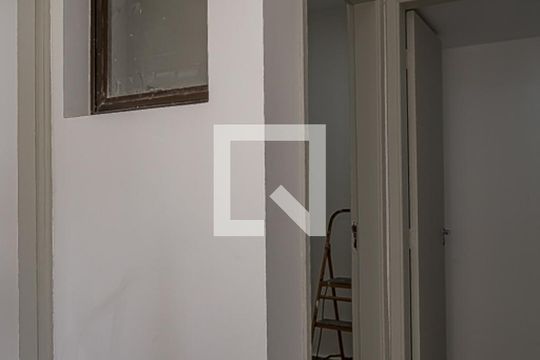 Apartamento com 4 quartos, churrasqueira no condomínio e quintal. Ideal para comprar. — Área de Serviço
