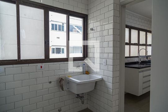 Apartamento com 4 quartos, churrasqueira no condomínio e quintal. Ideal para comprar. — Área de Serviço