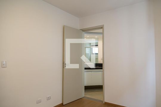 Apartamento com 4 quartos, churrasqueira no condomínio e quintal. Ideal para comprar. — Suíte