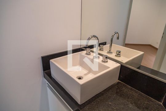 Apartamento com 4 quartos, churrasqueira no condomínio e quintal. Ideal para comprar. — Banheiro da Suíte - Pia