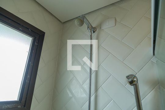 Apartamento com 4 quartos, churrasqueira no condomínio e quintal. Ideal para comprar. — Banheiro Social - Chuveiro