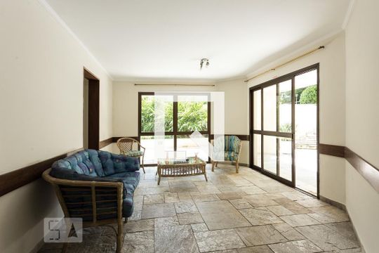 Apartamento com 4 quartos, churrasqueira no condomínio e quintal. Ideal para comprar. — Salão de Festas