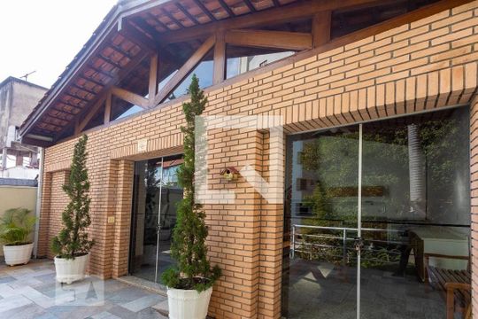 Apartamento com 4 quartos, churrasqueira no condomínio e quintal. Ideal para comprar. — Churrasqueira