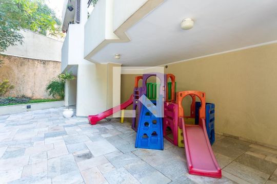 Apartamento com 4 quartos, churrasqueira no condomínio e quintal. Ideal para comprar. — Playground