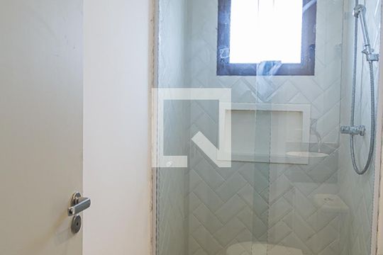Apartamento com 4 quartos, churrasqueira no condomínio e quintal. Ideal para comprar. — Banheiro Social