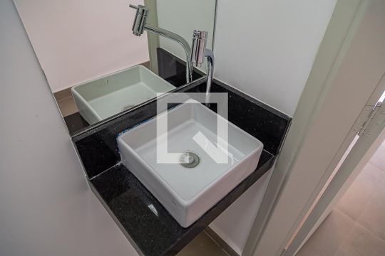 Apartamento com 4 quartos, churrasqueira no condomínio e quintal. Ideal para comprar. — Lavabo - Pia