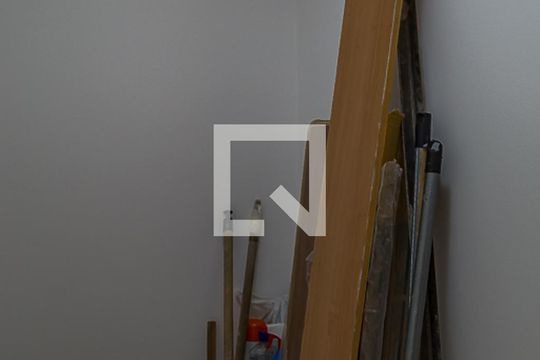 Apartamento com 4 quartos, churrasqueira no condomínio e quintal. Ideal para comprar. — Banheiro de Serviço