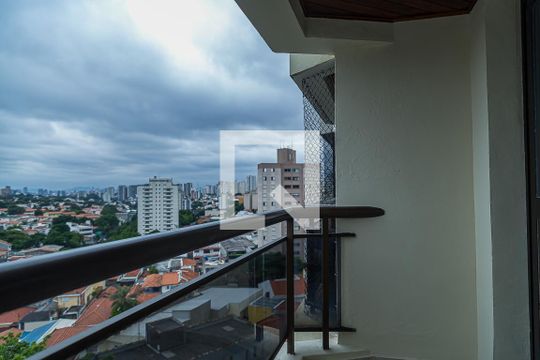 Apartamento com 4 quartos, churrasqueira no condomínio e quintal. Ideal para comprar. — Varanda