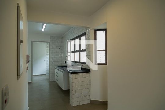 Apartamento com 4 quartos, churrasqueira no condomínio e quintal. Ideal para comprar. — Cozinha