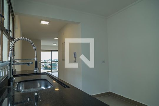Apartamento com 4 quartos, churrasqueira no condomínio e quintal. Ideal para comprar. — Cozinha