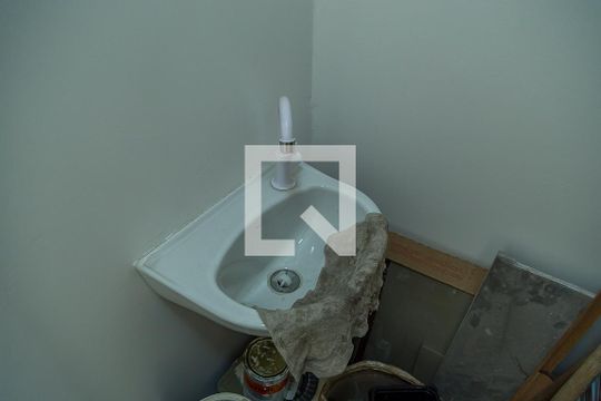 Apartamento com 4 quartos, churrasqueira no condomínio e quintal. Ideal para comprar. — Banheiro de Serviço - Pia