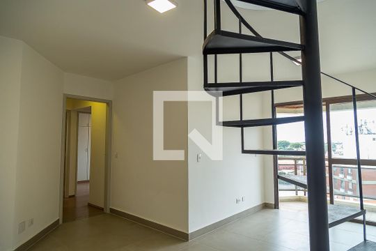 Apartamento com 4 quartos, churrasqueira no condomínio e quintal. Ideal para comprar. — Sala