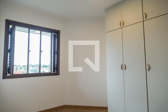 Apartamento com 4 quartos, churrasqueira no condomínio e quintal. Ideal para comprar. — Quarto 3