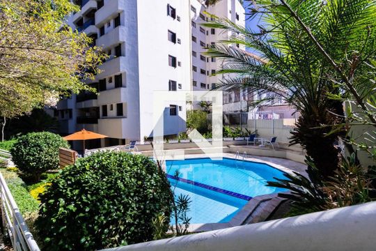 Apartamento com 4 quartos, churrasqueira no condomínio e quintal. Ideal para comprar. — Piscina