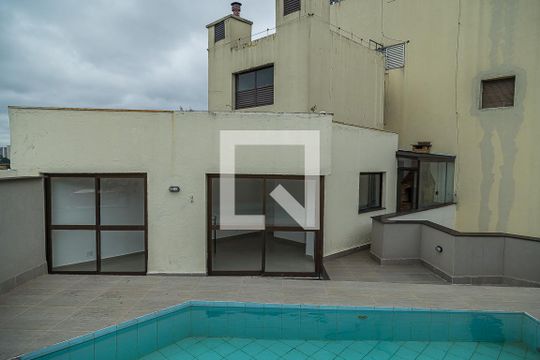 Apartamento com 4 quartos, churrasqueira no condomínio e quintal. Ideal para comprar. — Área Externa