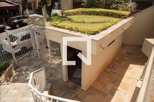 Apartamento com 4 quartos, churrasqueira no condomínio e quintal. Ideal para comprar. — Hall de Entrada