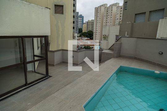 Apartamento com 4 quartos, churrasqueira no condomínio e quintal. Ideal para comprar. — Área Externa