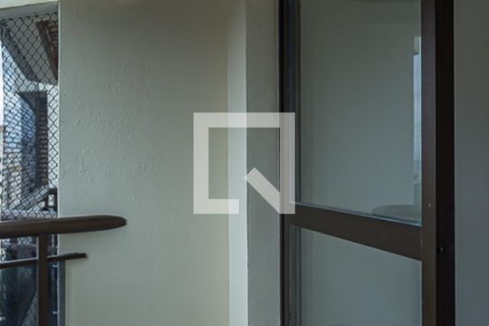 Apartamento com 4 quartos, churrasqueira no condomínio e quintal. Ideal para comprar. — Varanda