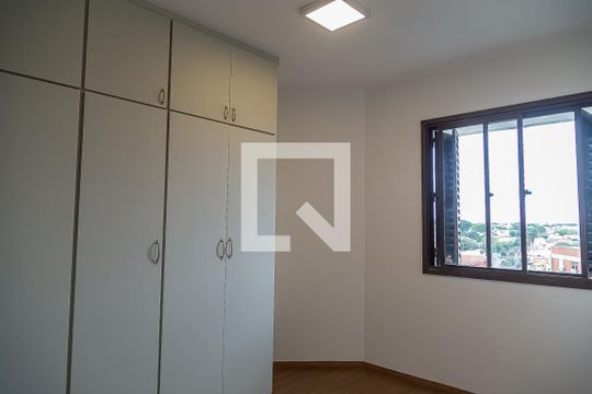 Apartamento com 4 quartos, churrasqueira no condomínio e quintal. Ideal para comprar. — Quarto 2