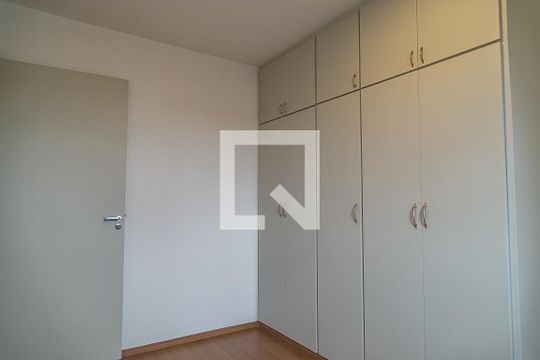 Apartamento com 4 quartos, churrasqueira no condomínio e quintal. Ideal para comprar. — Quarto 2