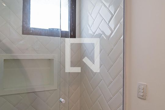 Apartamento com 4 quartos, churrasqueira no condomínio e quintal. Ideal para comprar. — Banheiro da Suíte