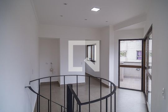 Apartamento com 4 quartos, churrasqueira no condomínio e quintal. Ideal para comprar. — Cobertura -sala