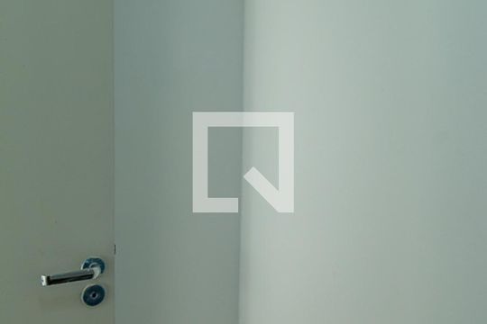 Apartamento com 4 quartos, churrasqueira no condomínio e quintal. Ideal para comprar. — Banheiro de Serviço