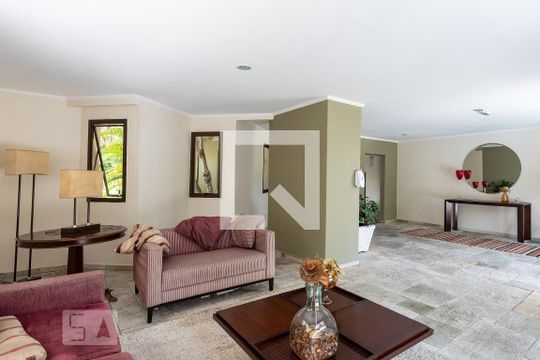 Apartamento com 4 quartos, churrasqueira no condomínio e quintal. Ideal para comprar. — Hall de Entrada
